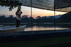 La chalupa donde los pescadores recorren las olas en medio de la charca, y en el que pasa el tiempo. Foto Alejandro Jiménez