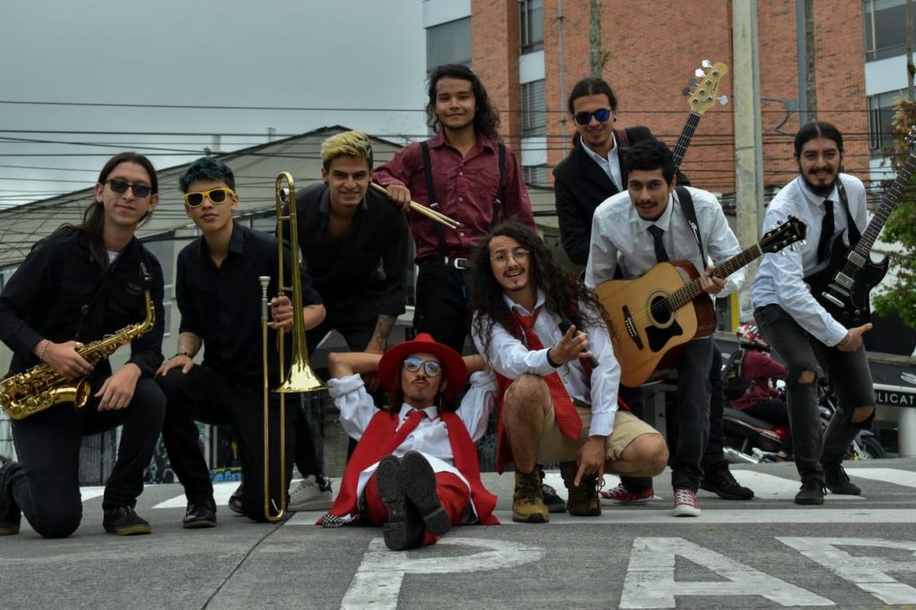 Cantó por primera vez en el Coro de la Universidad de Caldas, interpretando el Carmina Burana en el Teatro Fundadores. Hoy, entre doctorado y trabajo de campo, aún encuentra tiempo para estudiar música y seguir cantando con el alma