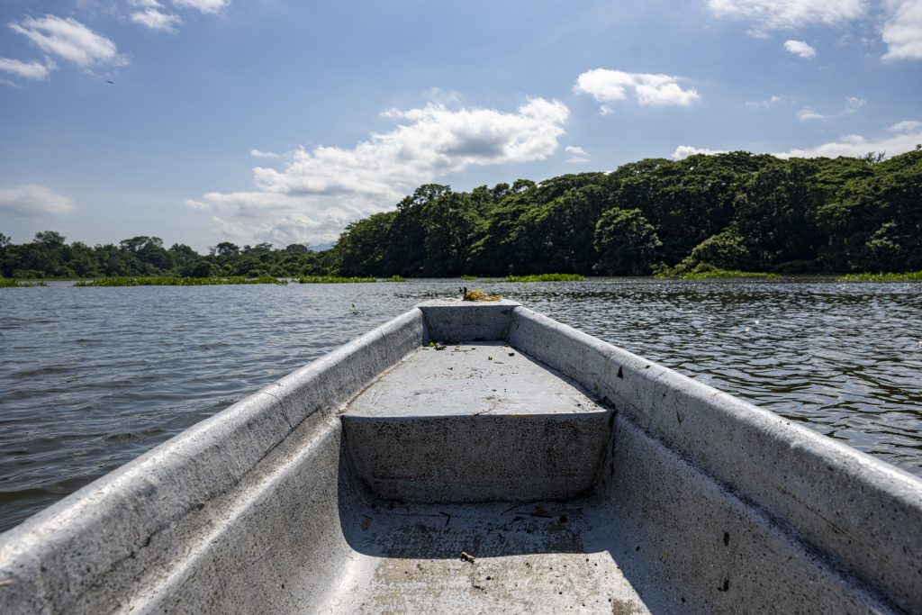 La chalupa es en donde los pescadores recorren las olas en medio de la charca y en el que pasa el tiempo. Foto Alejandro Jiménez.