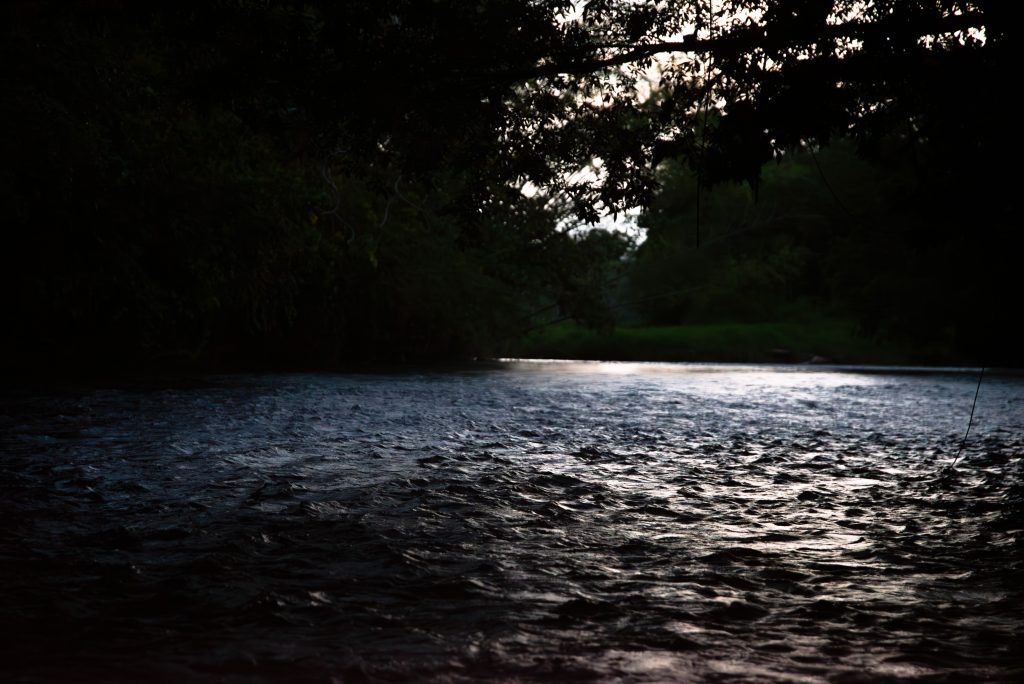 El río La Miel, aunque turbio también tranquilo, moviliza emociones y se convierte en punto de encuentro tanto de residentes como de turistas. Foto: Alejandro Jiménez.