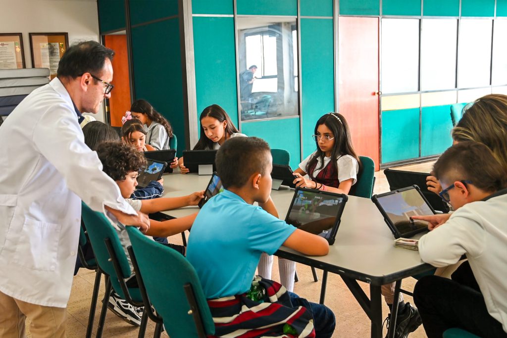 El diagnóstico es más frecuente en niños que en niñas, con una proporción aproximada de 10 a 1.