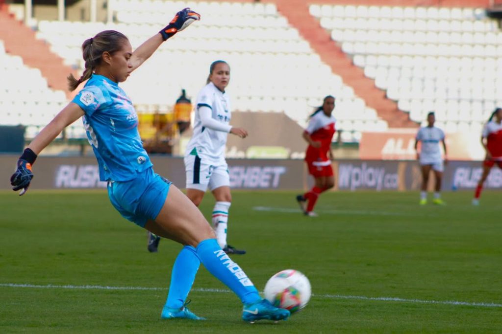 Según un estudio publicado en Nutrients con jugadoras del FC Barcelona Femenino, las futbolistas de élite sudan en promedio 0,85 L/h durante un partido (vs. 0,49 L/h en entrenamiento) — valores menores a los de los hombres, que según la UEFA pueden llegar hasta 2,5 L/h, en parte por su mayor masa corporal y ritmo de trabajo. Foto por Álvaro Martínez.