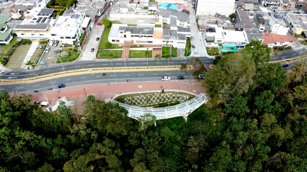 El Bulevar de Chipre interviene una ladera que el POT de Manizales reconoce como parte del corredor de conectividad ecológica Chipre–Centenario. Foto por Alejandro Jiménez.