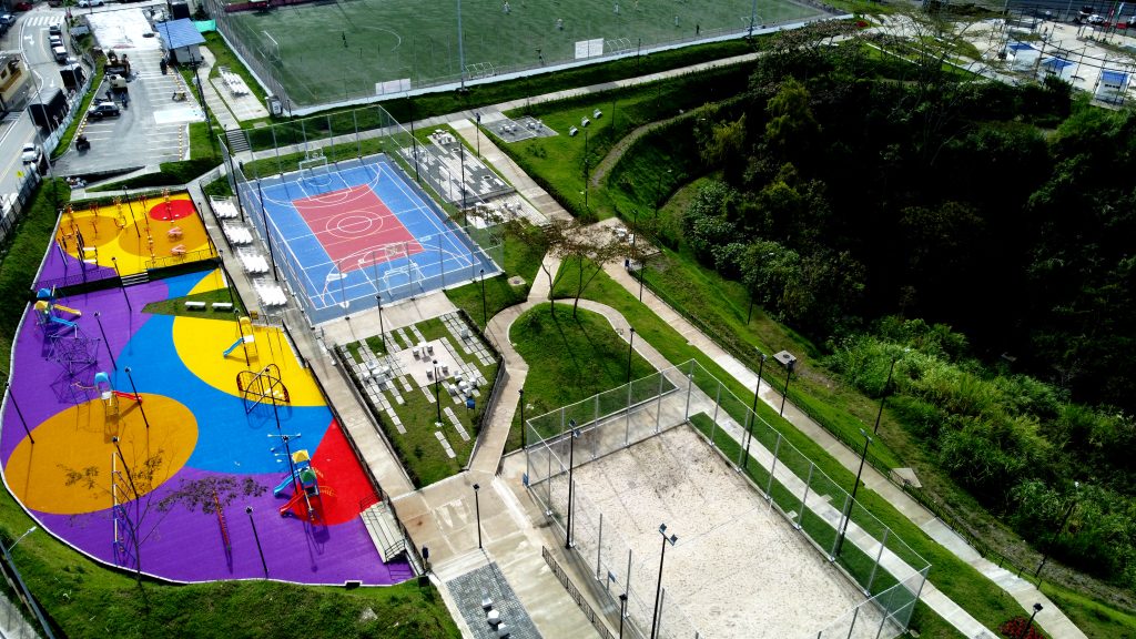 Parque Metropolitano Arrayanes. Mientras la exsecretaria de Medio Ambiente Jessica Quirós señaló que en el área intervenida predominaba la maleza, el biólogo Sebastián Bustamante advirtió sobre la presencia de mono nocturno (Aotus lemurinus) en el fragmento boscoso contiguo. Foto por Alejandro Jiménez.