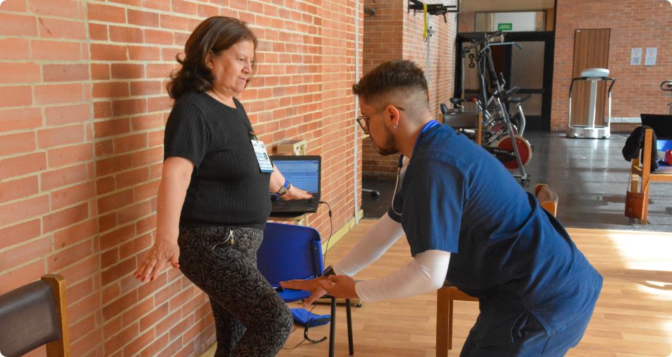 Según el Colegio Médico Colombiano, en Colombia se registran 535 médicos especialistas en Medicina Física y Rehabilitación, lo que equivale a una tasa de solo un fisiatra por cada 100.000 habitantes, la mayoría concentrados en ciudades grandes e intermedias. |Foto Cortesía ECR