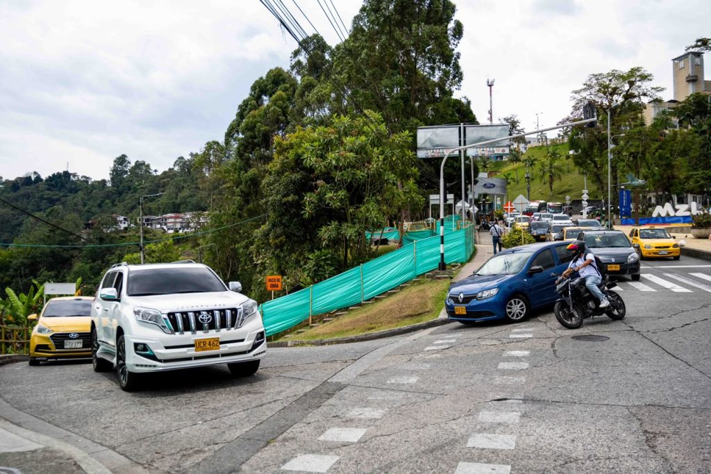 Las obras de La Francia–Los Alcázares siguen avanzando sobre la Avenida Centenario. En octubre comenzó el desmonte de “Puertas Abiertas”, la estructura metálica ubicada sobre el separador de esta avenida. Según la Secretaría de Infraestructura, será trasladada cerca de 60 metros porque en el lugar que ocupa actualmente se construirá uno de los retornos de Santa Sofía. Foto por Alejandro Jiménez.